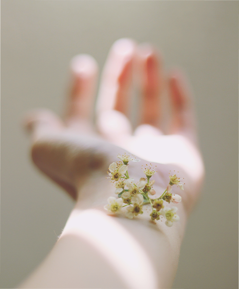 hand flower-img